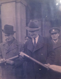 Después de la Guerra, Jorge (al centro) recibe su titulo universitario en leyes, en Checoslovaquia.