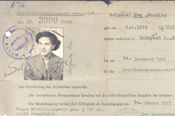 Documento con el que Eva salió de Hungría, en 1956, rumbo a Argentina.