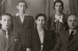 León Tenenbaum, primero a la izquierda. Todos los miembros de su familia, fueron asesinados por los nazis, salvo él.