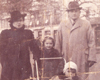 Familia Neger, en Lwów, (anteriormente Polonia, actualmente Ukrania), 1939. Bina al centro, en su carruaje.
Archivo privado.