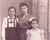 Bina junto a su madre Henia y hermana Esther, únicas sobrevivientes de la numerosa familia Neger. 
Archivo privado.