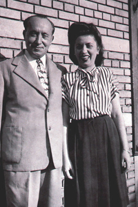 Regina ya en Guatemala en 1948, gracias a la ayuda de su tio León Tenenbaum, retratado en la foto con ella.