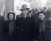 Stefan Lantos (centro) con las hermanas Renée Gancel (izquierda) y Laura Gancel (derecha),  reunidos en Checoslovaquia después de terminada la Segunda Guerra Mundial.
Archivo privado.