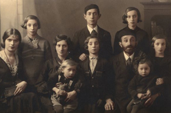 Elías Feinzilberg, al centro, único sobreviviente de su familia. Esta es la única foto que se tiene de la familia completa, por haber sido enviada por correo al tío de Elías en Guatemala, antes de estallar la Segunda Guerra Mundial.