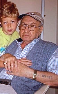 León Tenenbaum, con su nieto David, en Guatemala.